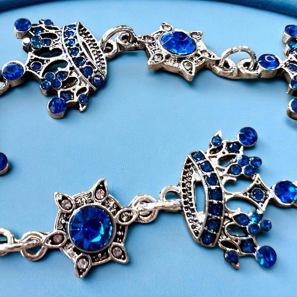 Royal Blue Rhinestone and Silver Toned Crown Charm Bracelet 8” - Picture 15 of 16
